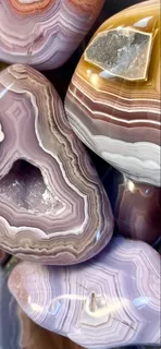 Agate Crystal: Meaning, Healing Properties, and Everyday Uses